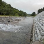 荘川の里駐車場堤防 